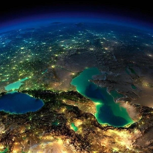 Ночью море особенно волшебно! А так выглядят три южных российских моря — Черное, Азовское и Каспийск