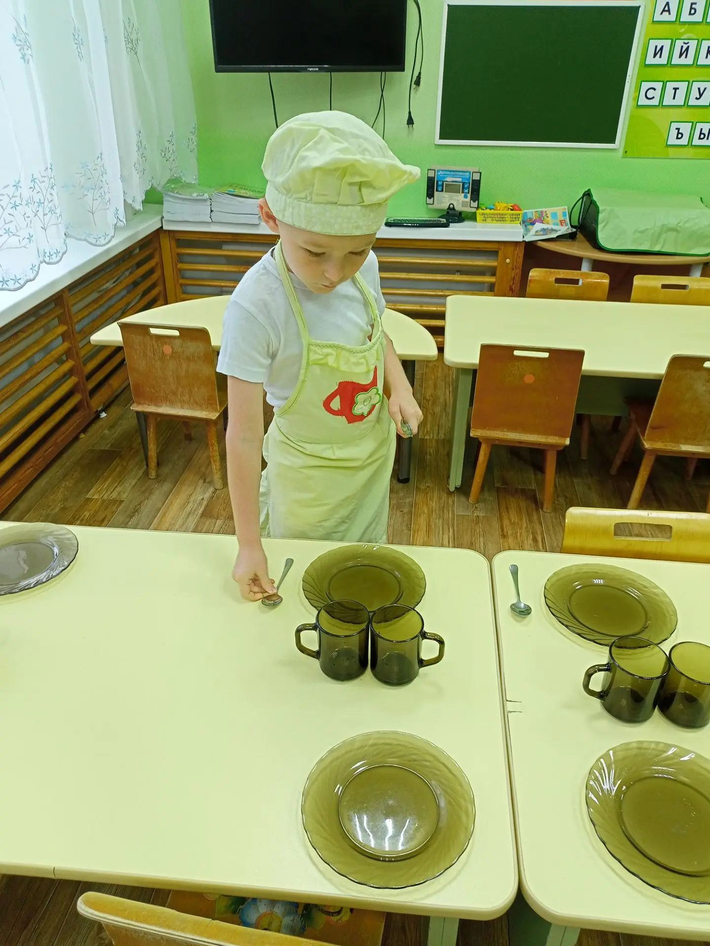 Мы дежурим в нашей группе, утро доброе встречаем! Фартуки наденем дружно, завтрак вкусн...