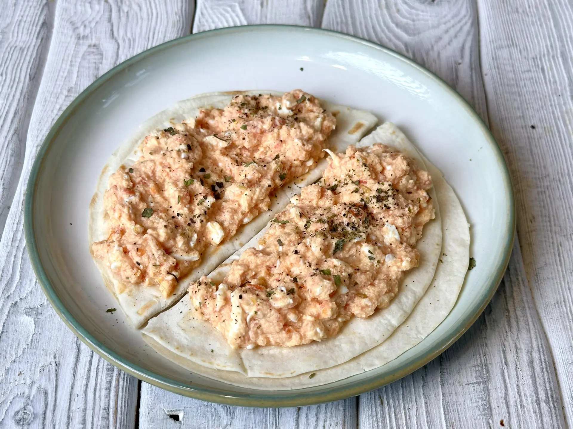 Сегодня на завтрак блюдо моего детства - яичница с помидорами 🍳  Я родилась на юге, и в сезон это бы