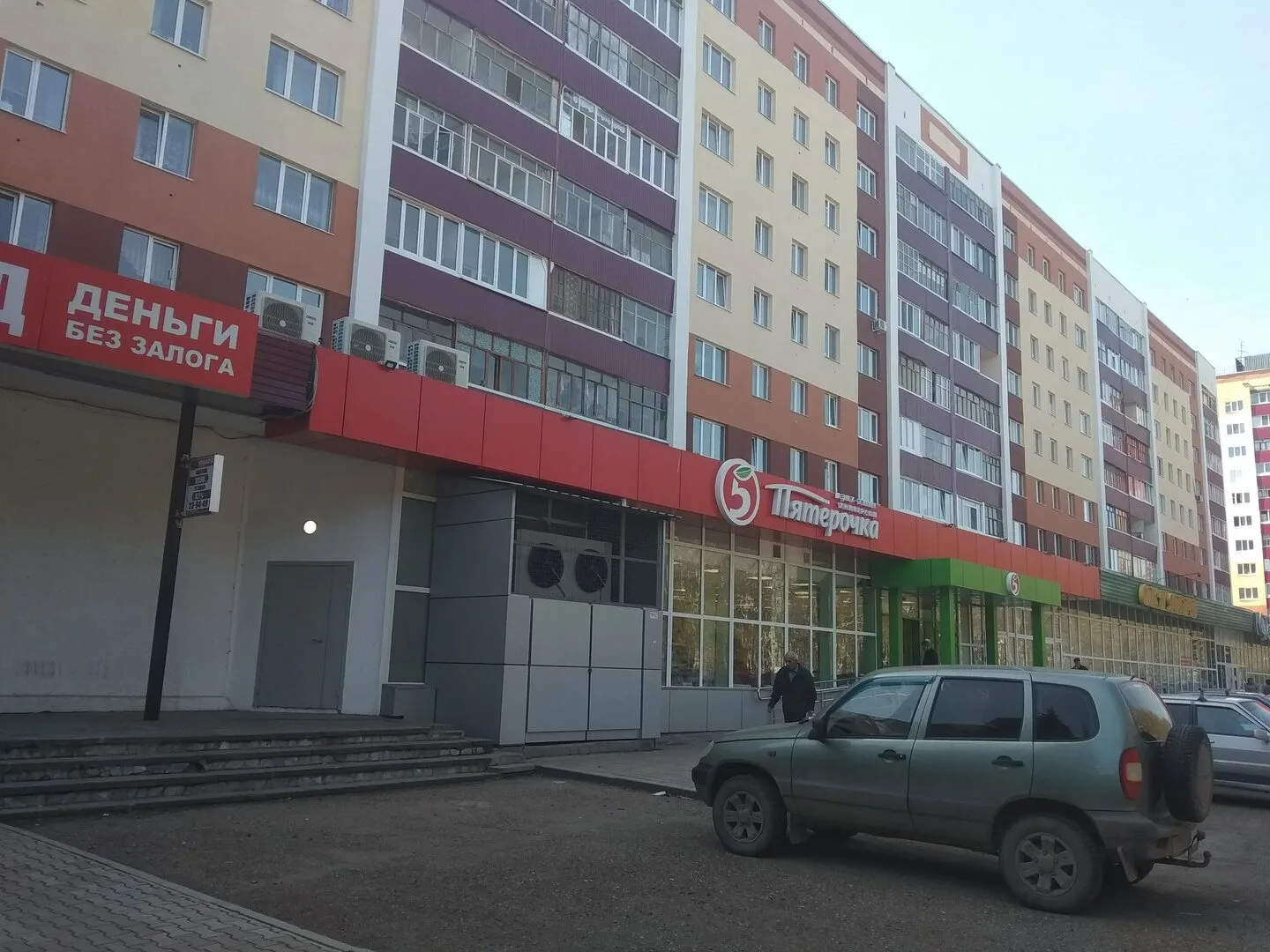 В доме №9 по проспекту Октября в 2017-м под «Пятёрочку» сломали несущие стены — без сог...