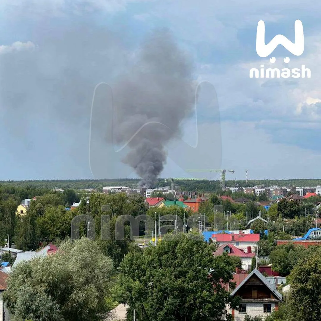 Горит конно-спортивный клуб "Аллюр" в районе Стригино.

Внутри находятся лошади. Пока пожар тушат са