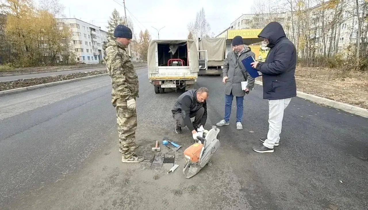 В Усть-Илимске проверяют качество уложенного асфальта на улице Мечтателей 🛣️