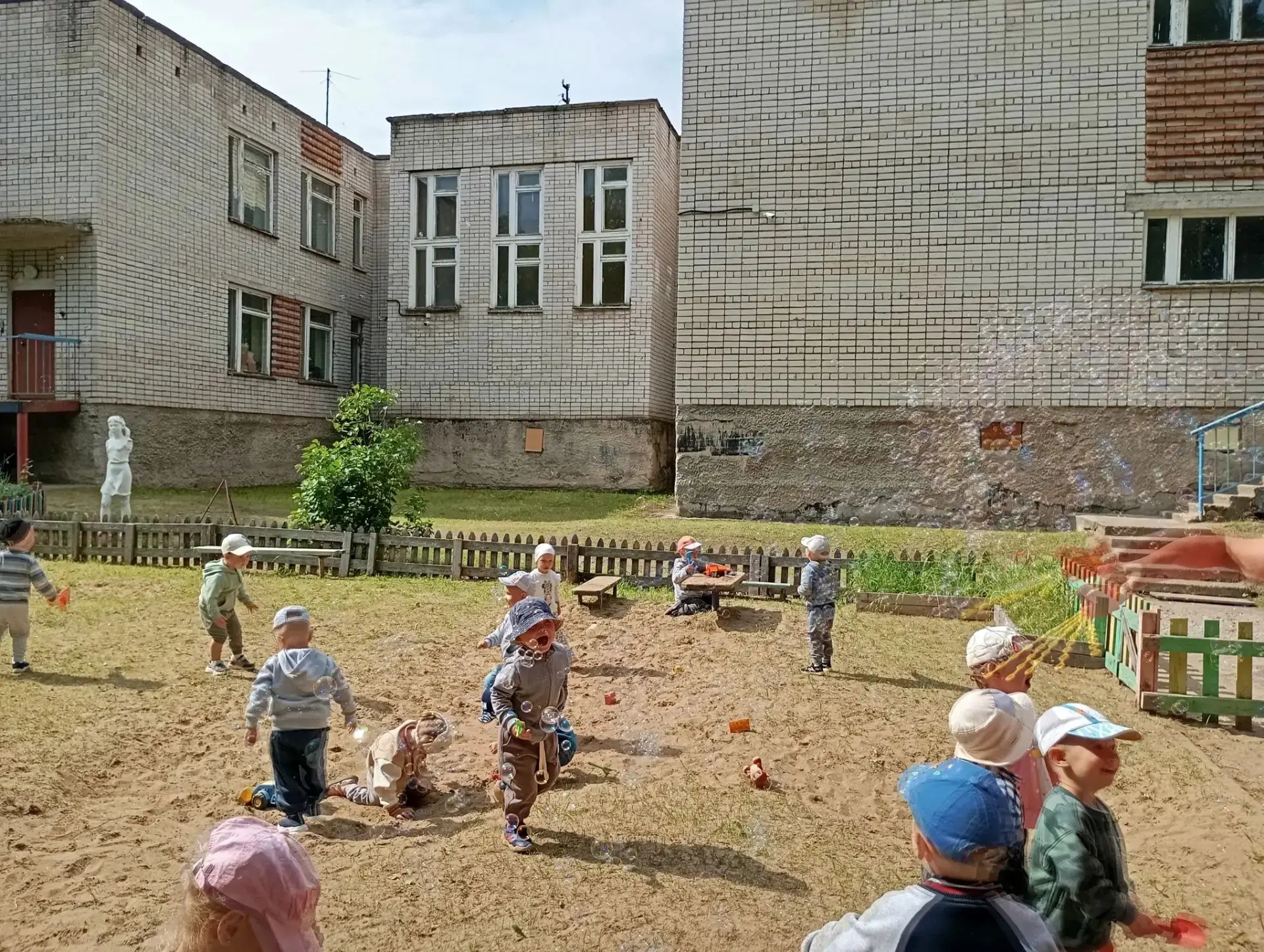 Магия в каждом пузырьке! ✨

Вчера наша прогулка превратилась в настоящее волшебство. Мы с ребятами у