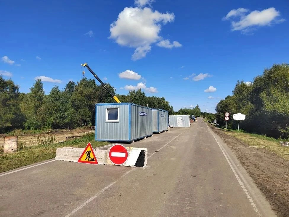 Строительство временного моста через реку Пячка идёт по плану.