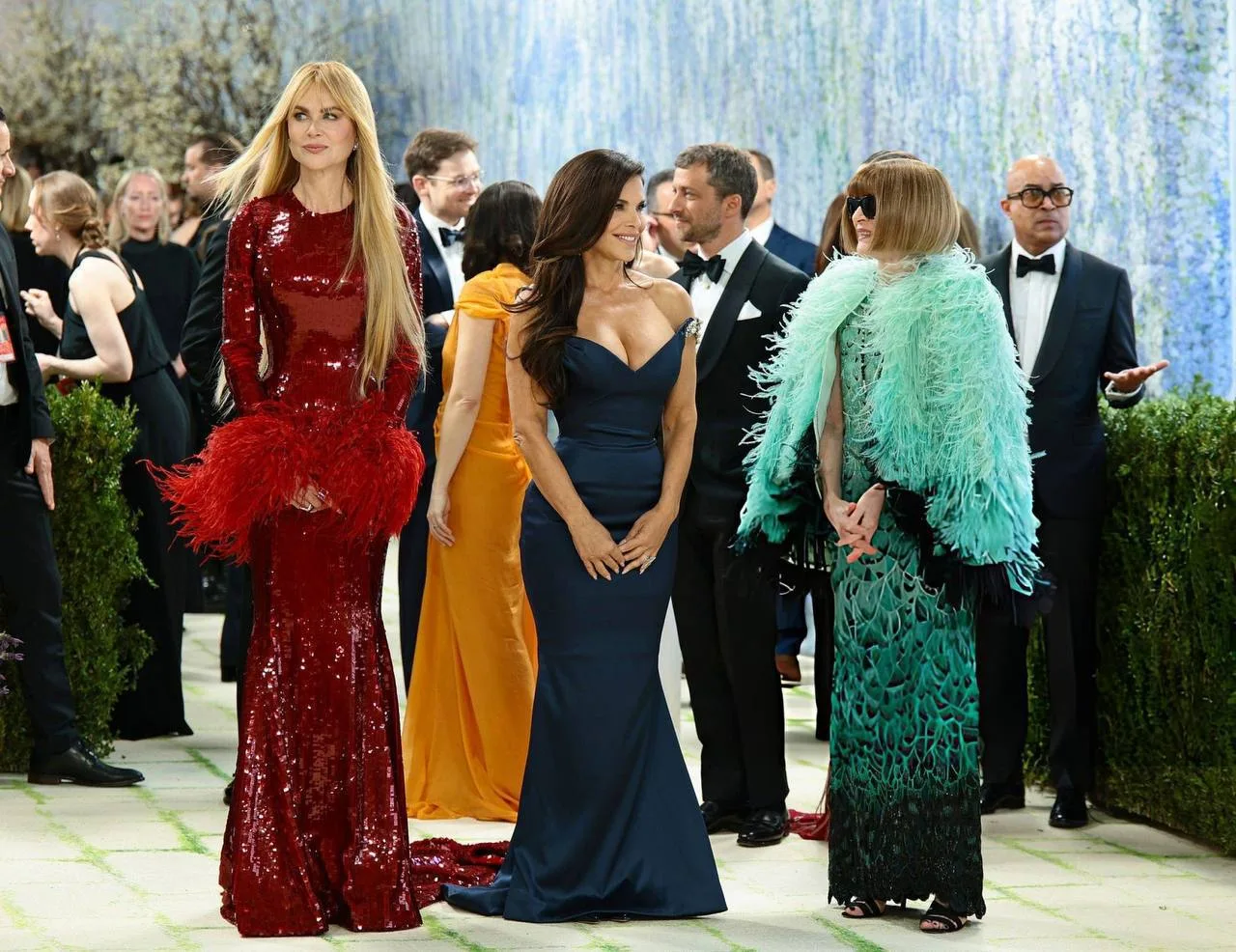 Анна Винтур снова в поисках глубоких карманов в преддверии Met Gala 2027. После скандал...