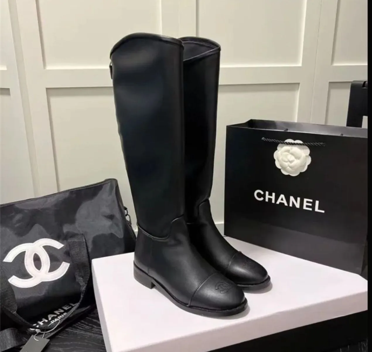 Продам Сапоги — кожаная модель от Chanel с характерным логотипом CC на носке и задней молнией. 

Они