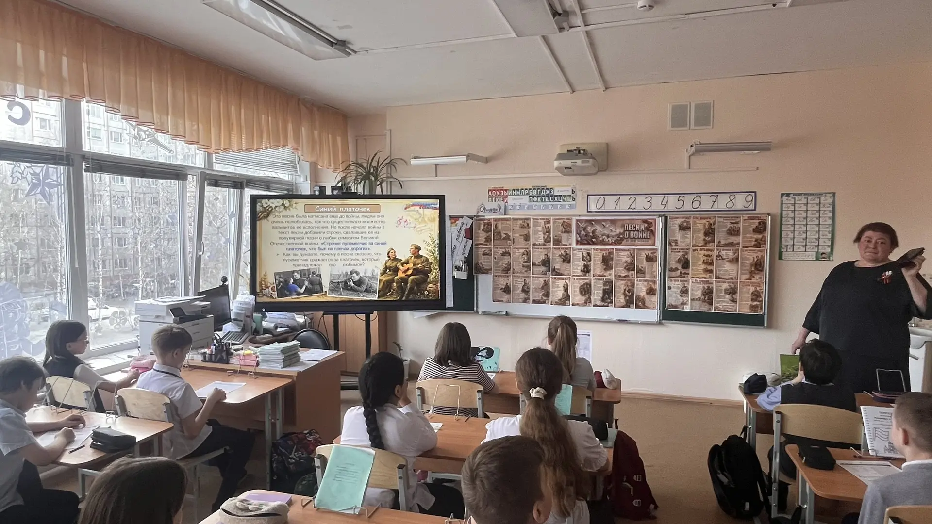 Сегодня на занятии «Разговоры о важном» мы прикоснулись к священной теме — Песням военных лет.  На з