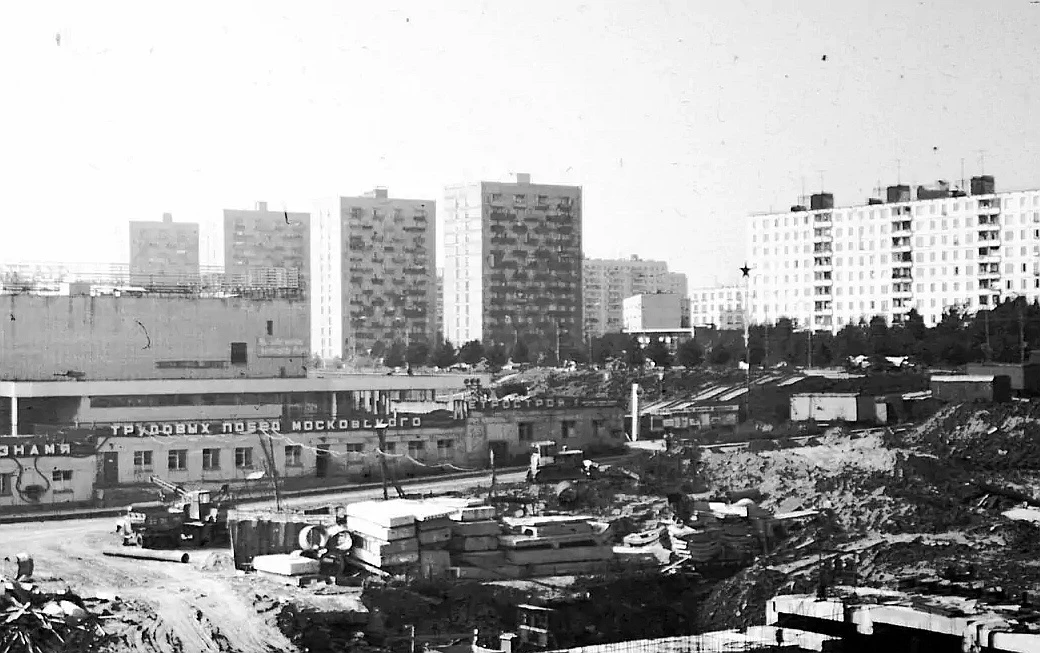 Строительство станции метро Медведково. Слева кинотеатр "Ладога", 1976 год.
