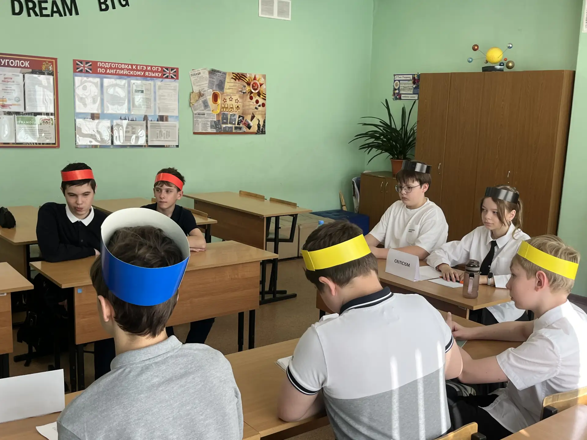 БЕГОМ НА УРОК   🎩 В 6 «В» классе прошел необычный урок английского языка с применением технологии ра