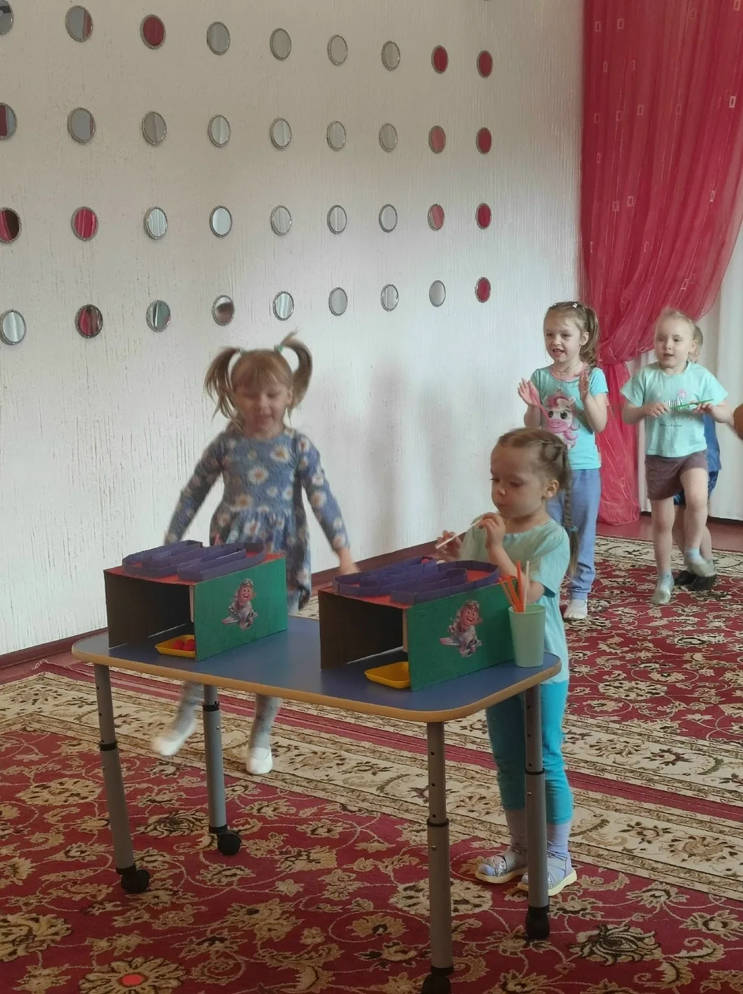 Вчера, в последний рабочий день праздничной недели, день символично окрашенный в голубо...