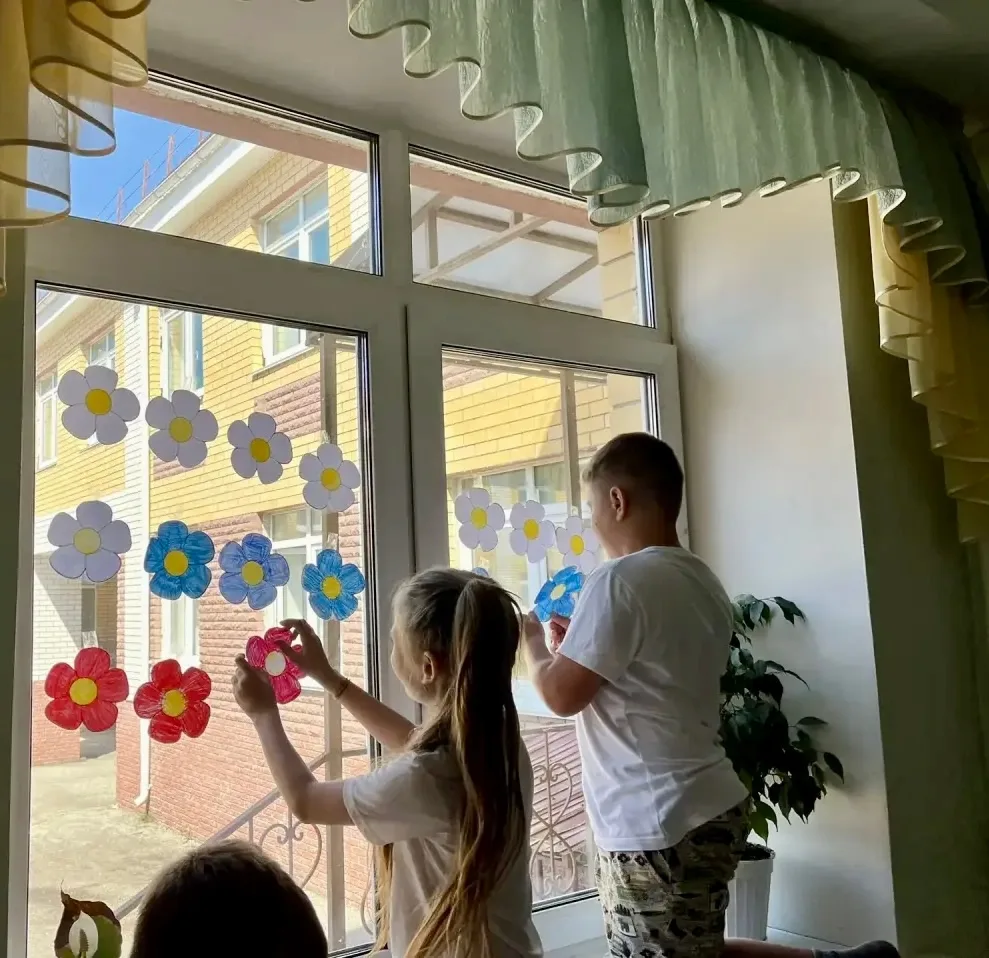 Творчество + патриотизм = наши окна к Дню России! 🇷🇺✨

Воспитанники лагеря «Маячок» с радостью при