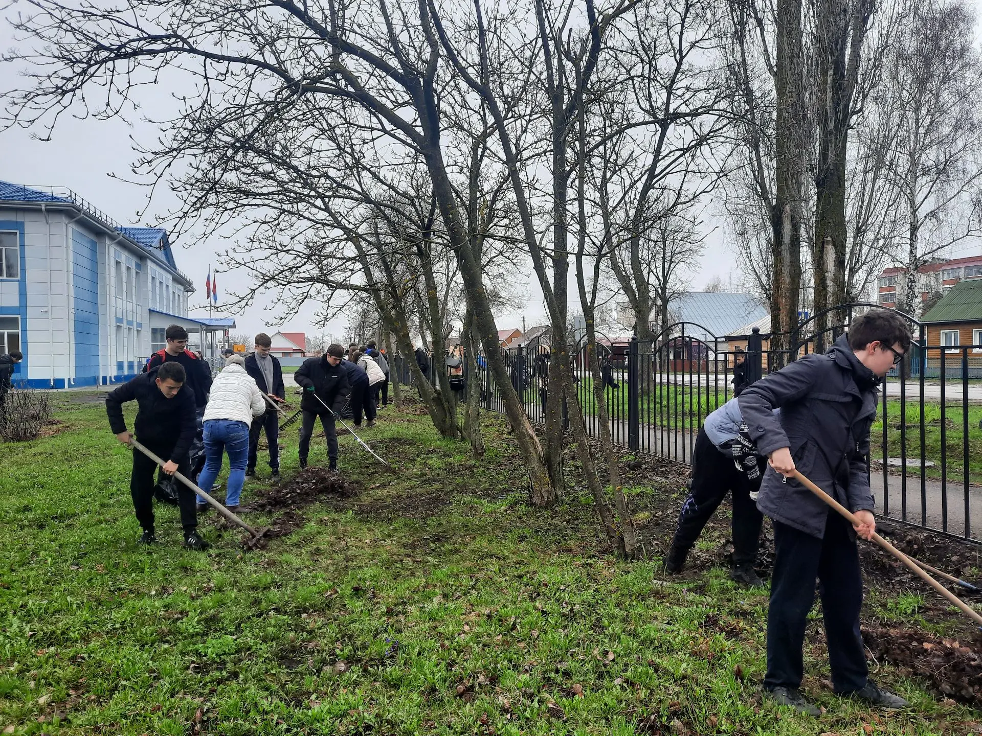 Природа пробуждается от зимнего сна. Распустились первоцветы, набухли почки на ветках деревьев. Учащ