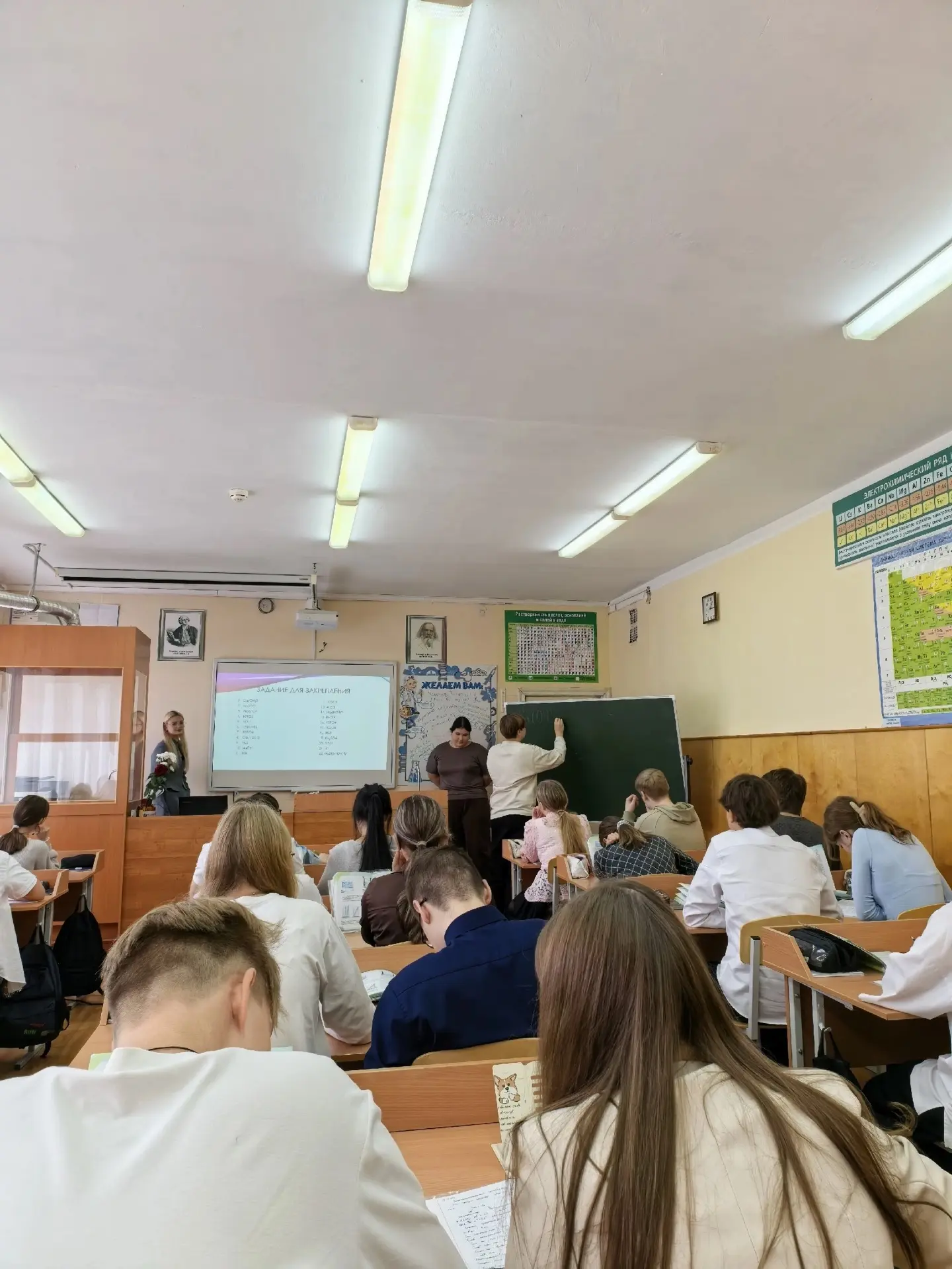 В рамках недели самоуправления обучающиеся 11 б медицинского класса Кочнева Карина и Ле...
