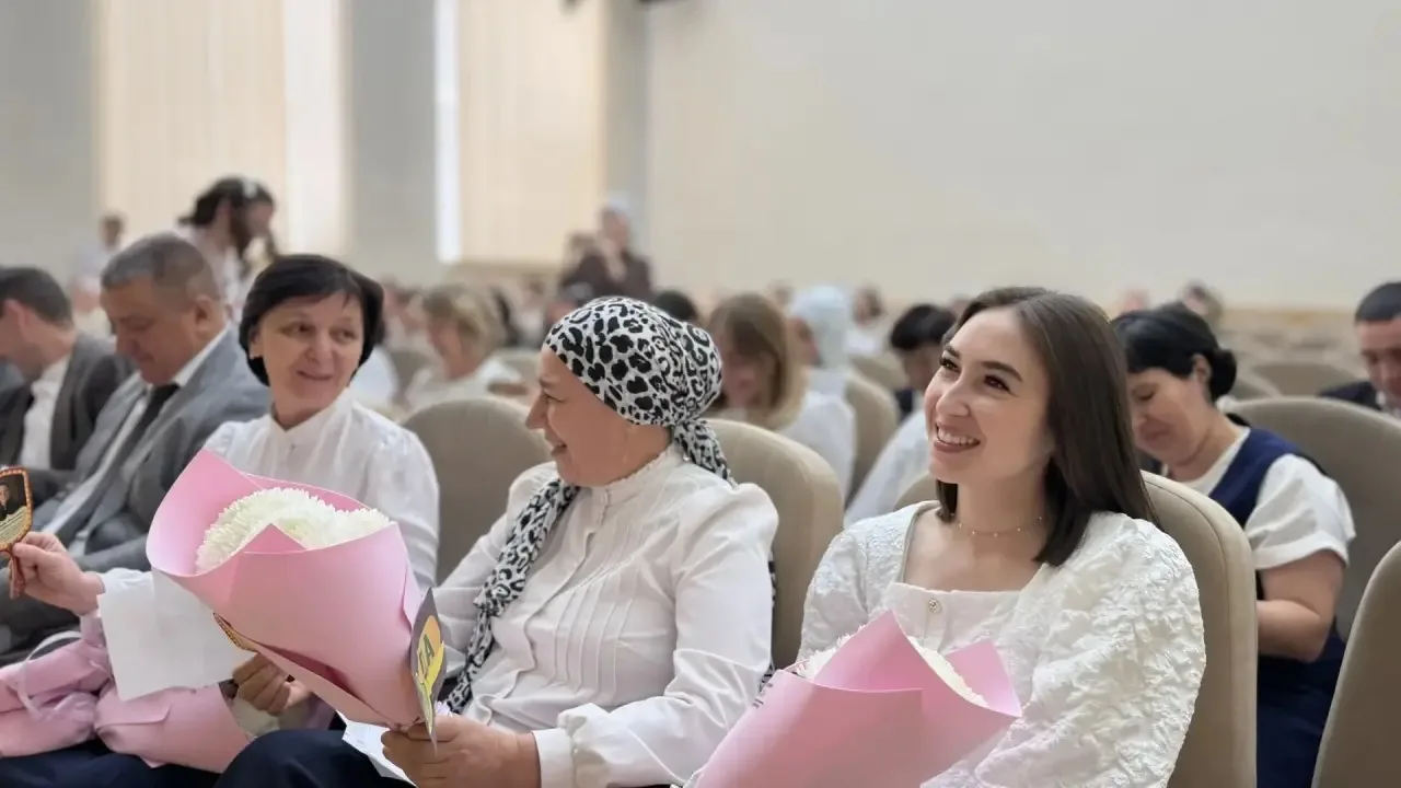 🔔 Последний звонок — прощание со школой и старт во взрослую жизнь! 🔔  Сегодня в нашей школе особенны
