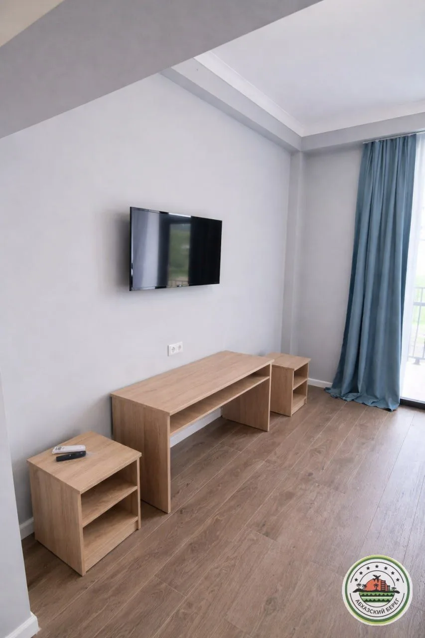 "БЛЭК СИ" отель с бассейном и питанием  📍Лдзаа, ул. Аиааира, 34 🏖 7 минут пешком, сосновый пляж 👥 ра