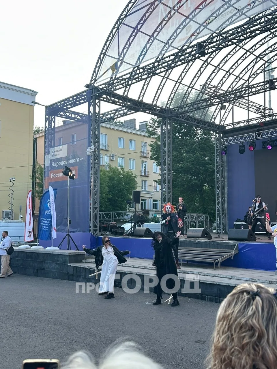 Театральная площадь в Кирове стала центром праздника: кировчане наслаждаются концертом под открытым 