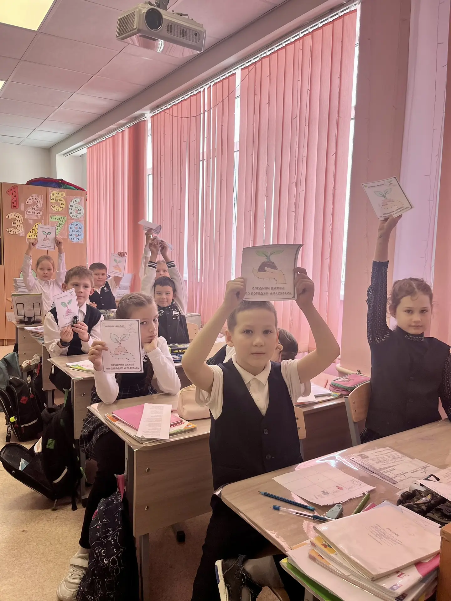 У Орлят России 2 «А» класса прошло увлекательное занятие в рамках трека «Орлёнок-эколог» 🌿✨  Под рук