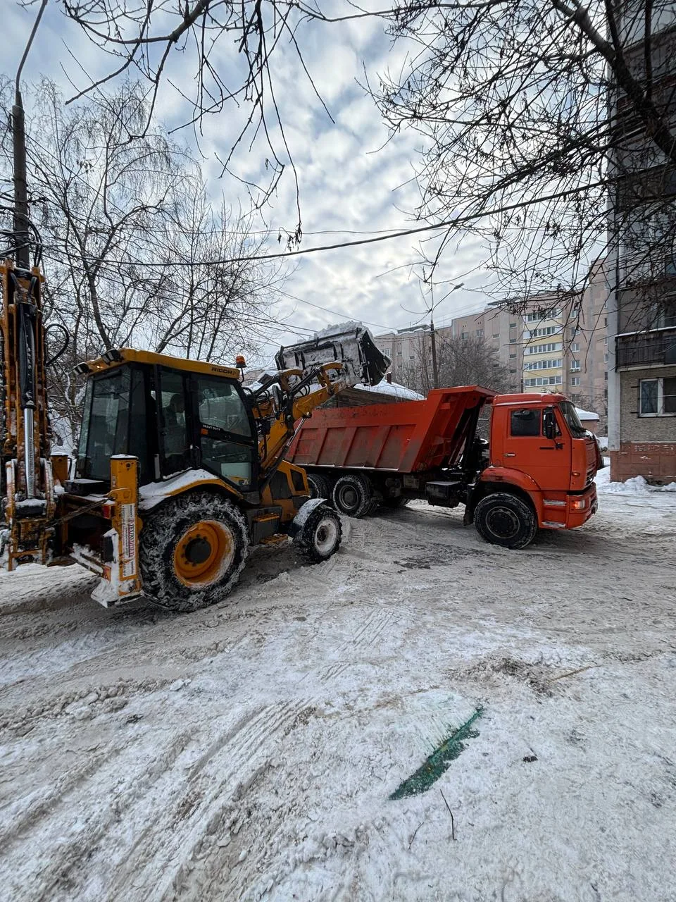 Продолжаем работать в усиленном режиме. Ежедневно очищаем придомовые территории от снега, чтобы обес