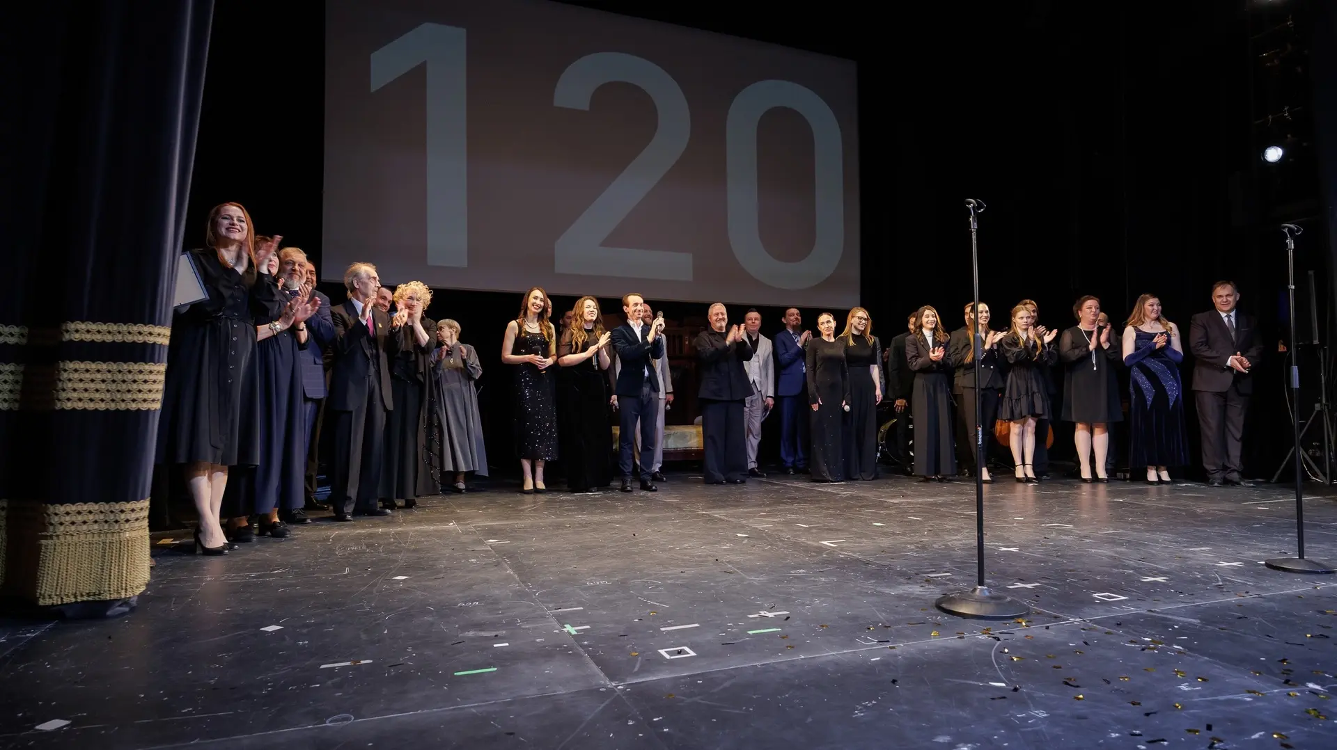 🎉 Юбилейный концерт «120 лет в обед» объединил поклонников Псковского театра драмы и п...