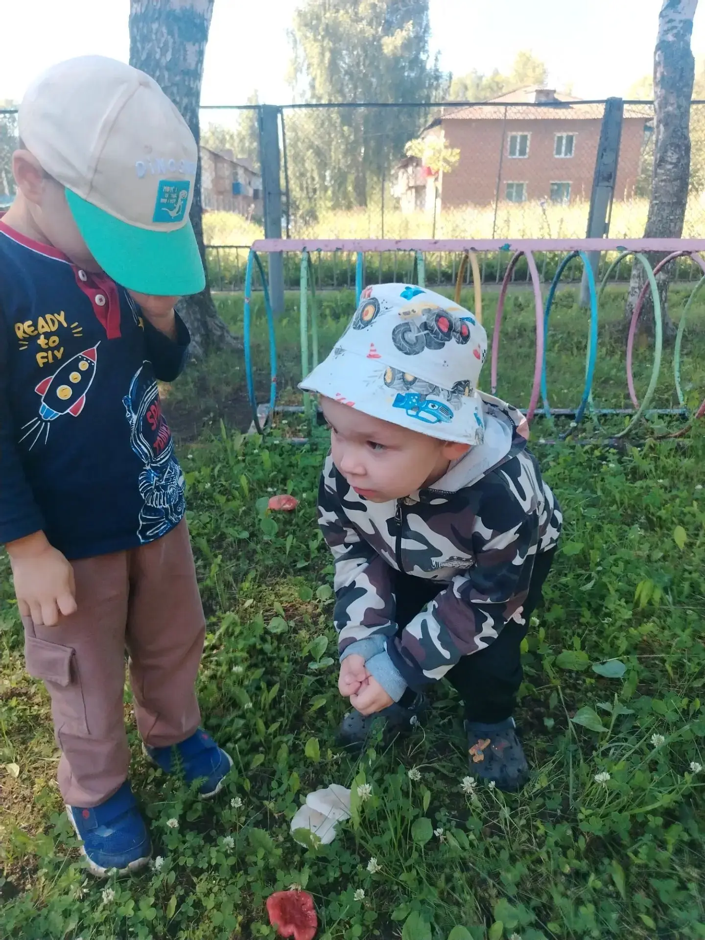Больше всего на свете дети обожают гулять. Сегодняшний день не исключение, в эти моменты они похожи 