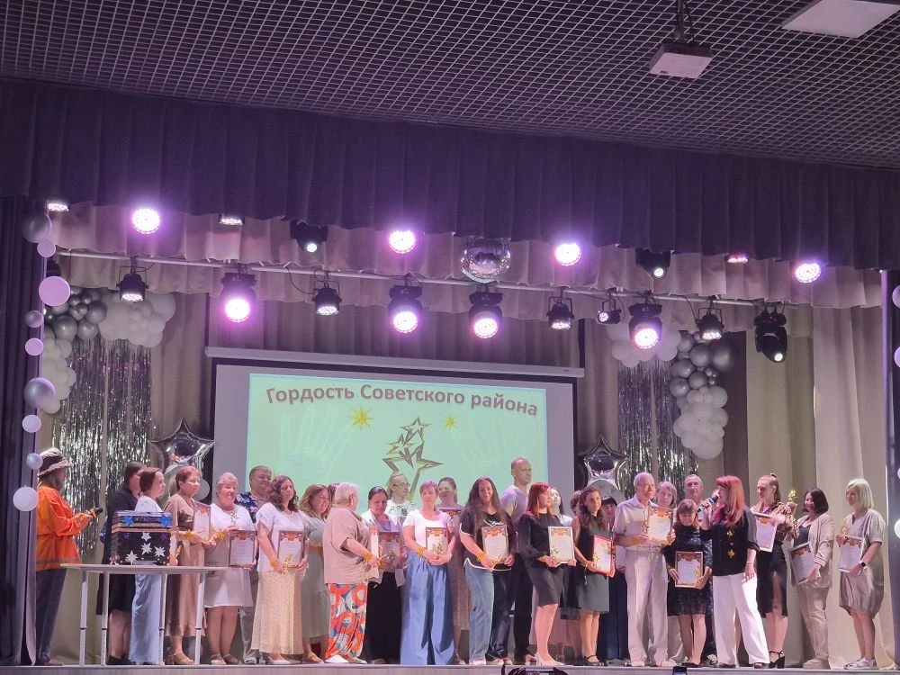 Сегодня в прекрасном зале в МБОУ «Школа № 188» прошло торжественное мероприятие «Звездный дождь», по