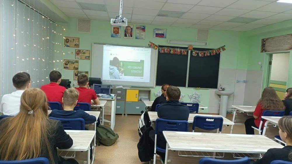🇷🇺РАЗГОВОРЫ О ВАЖНОМ🇷🇺 Утро понедельника 22 декабря 2025 года в школе традиционно началось с торжест