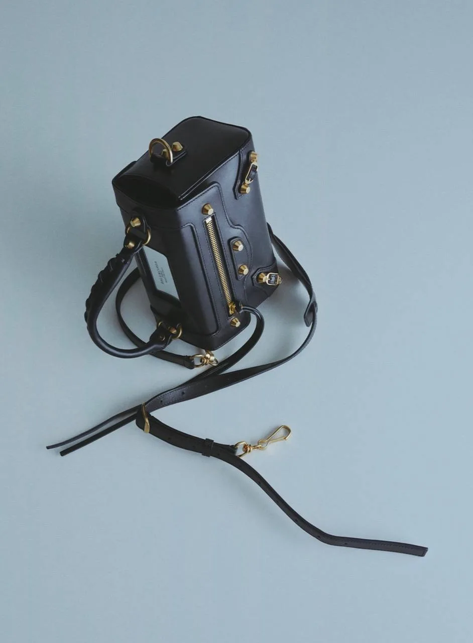 Что будет, если сплющить в буквальном смысле культовую сумку Balenciaga Le City? Получи...