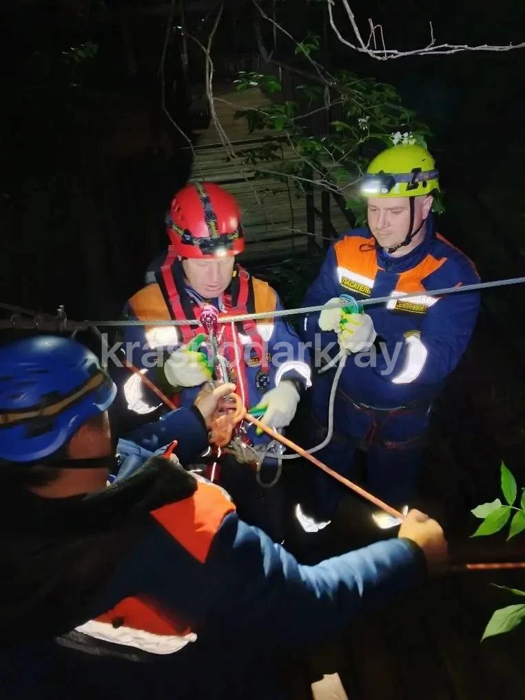 ⚡️Спасатели эвакуировали троих мужчин в Апшеронском районе из речной ловушки  Туристы отправились на