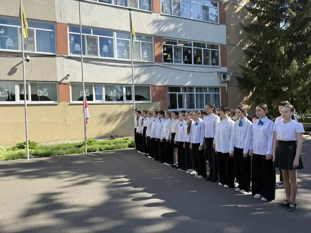 🗓️ Понедельник в нашей школе начался с традиционной церемонии исполнения Государственного гимна Росс