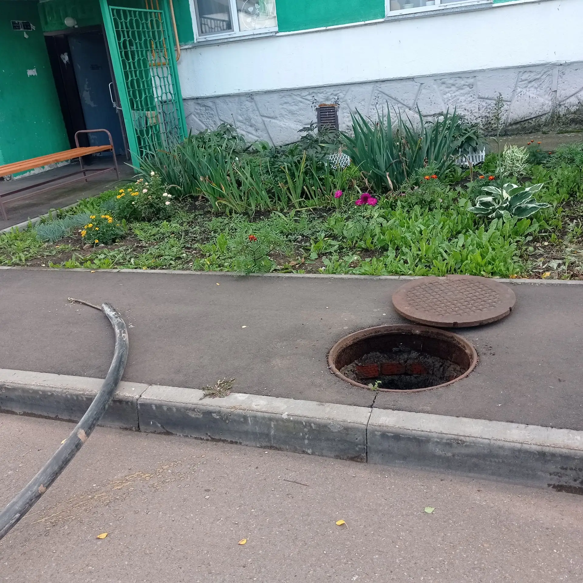 Устранили подпор между домом и колодцем по адресу: п.Комсомолец, ул.Солнечная, д.2.