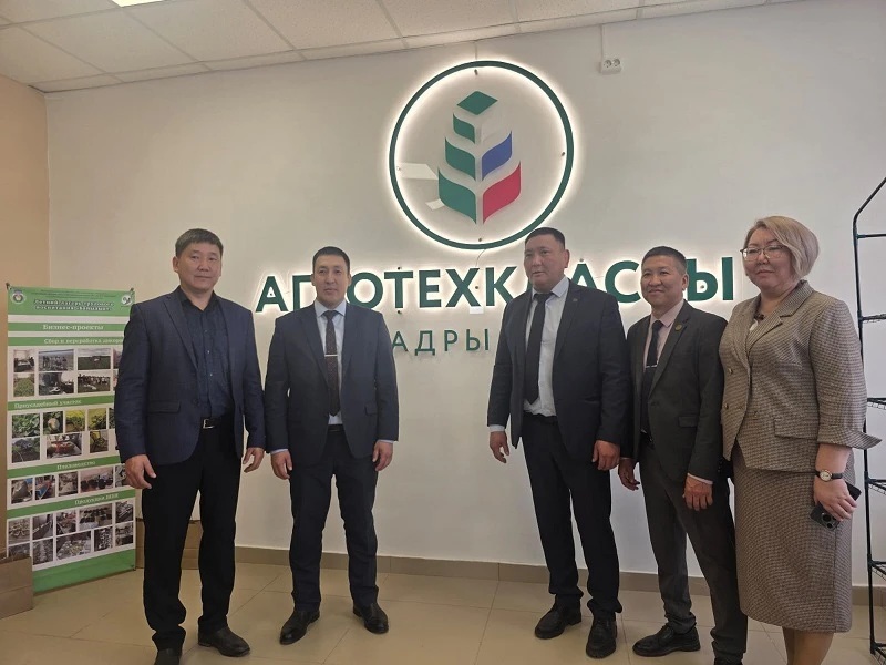 “Аҕаларбыт, эһэлэрбит дьыалаларын дьоһуннаахтык салгыырга андаҕайбыт” ✊🏼
