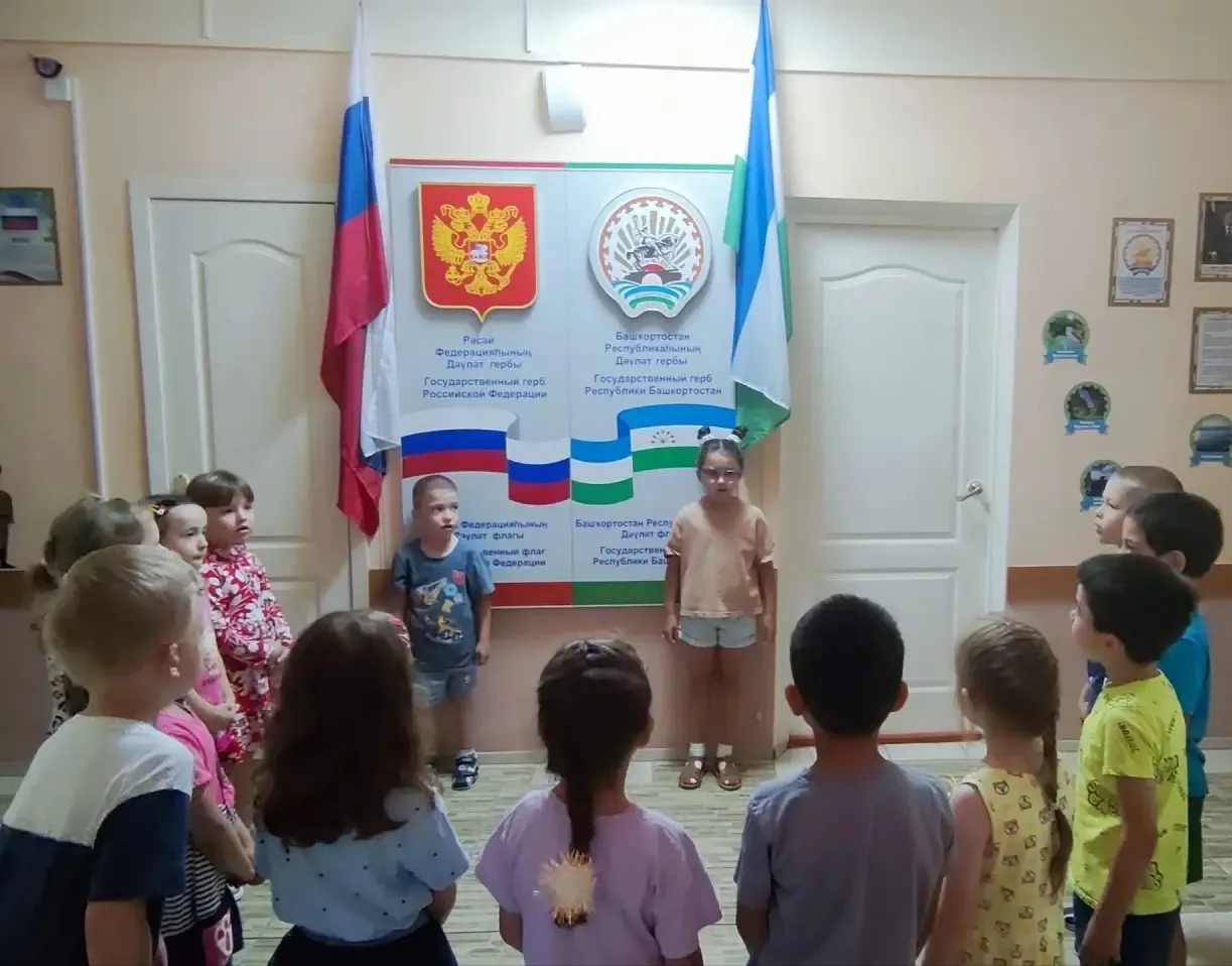 Рабочая неделя в детском саду началась с торжественного исполнения гимнов и подъёма флагов РФ и РБ.
