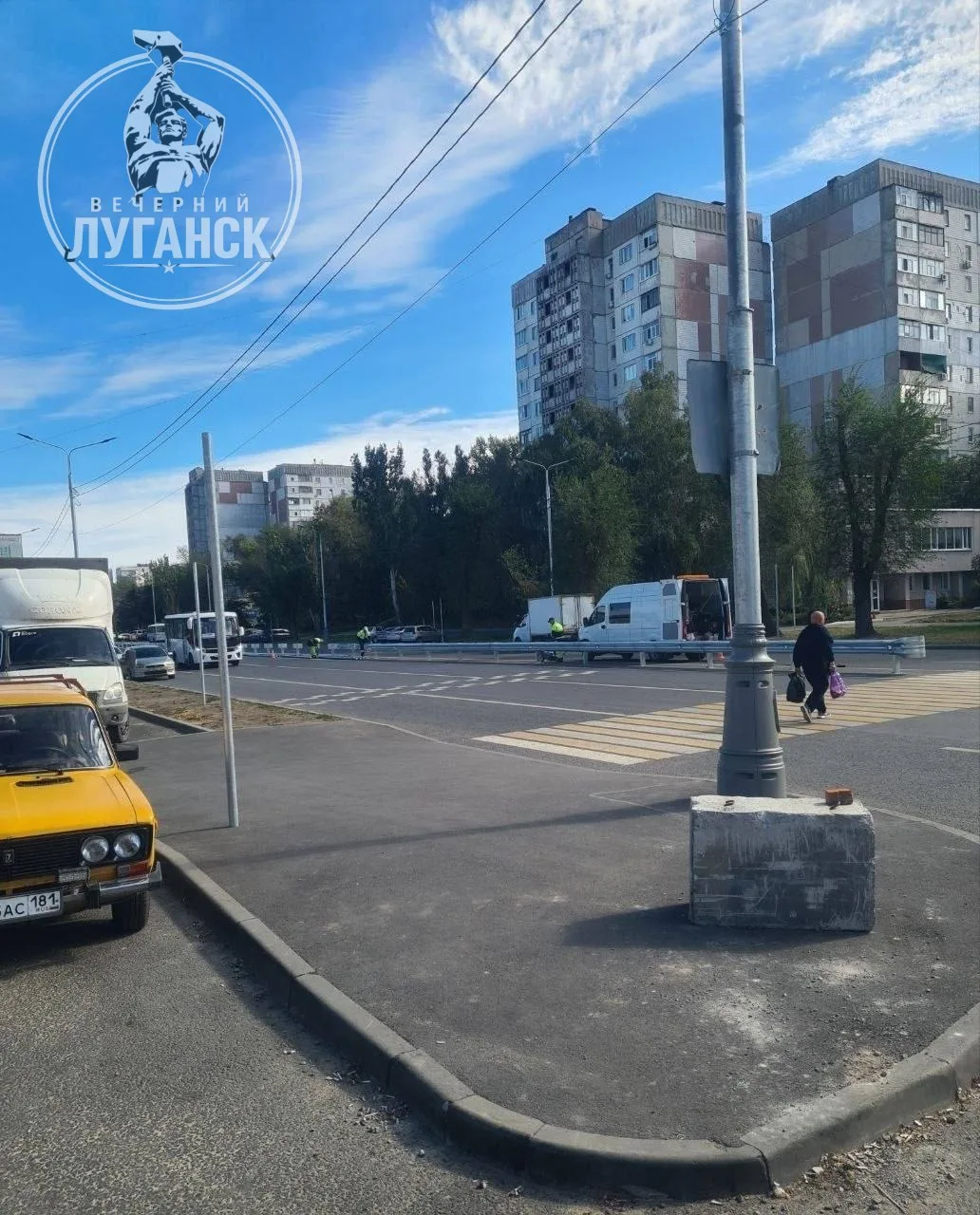 🚧 На улице Будённого в Луганске устанавливают барьерные ограждения