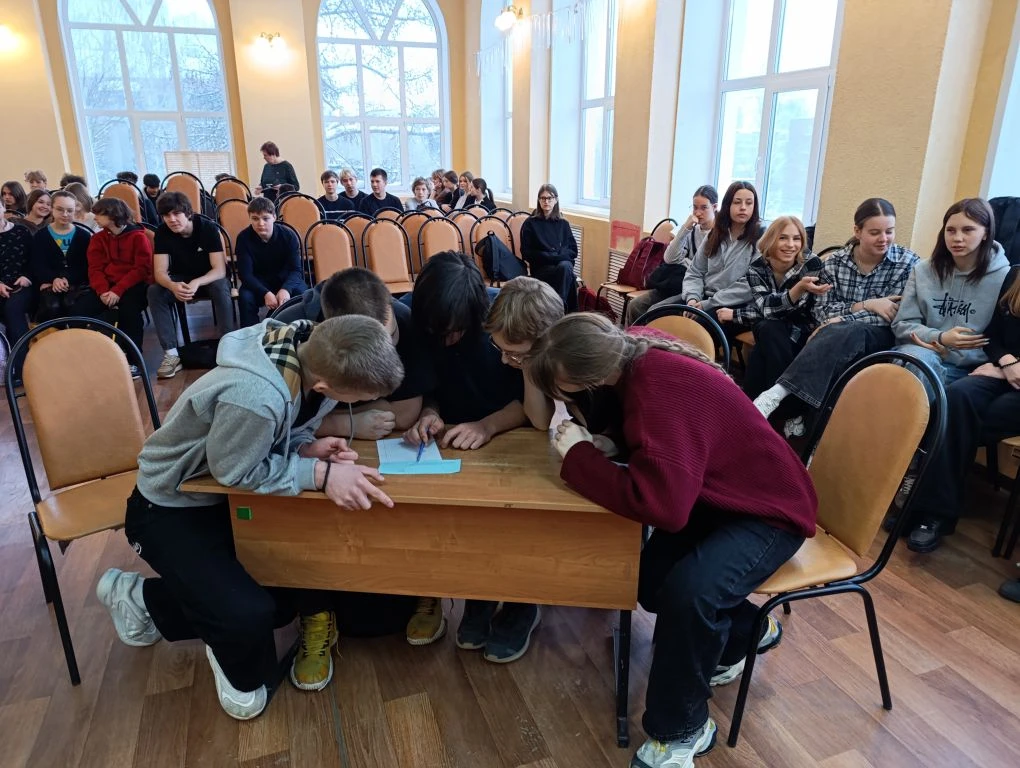 У нас сегодня в школе кипели страсти! Девятиклассники и десятиклассники сражались в геометрическом т