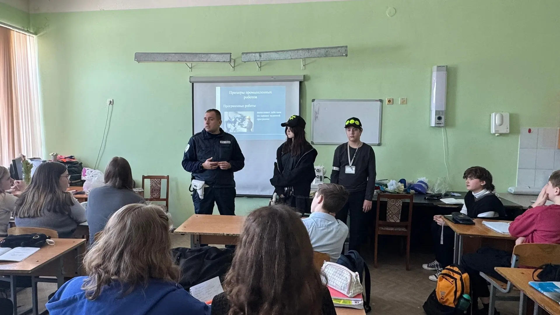 18 февраля в нашей школе прошла важная встреча с майором полиции Турушкиным Павлом Игоревичем 🚔. Его