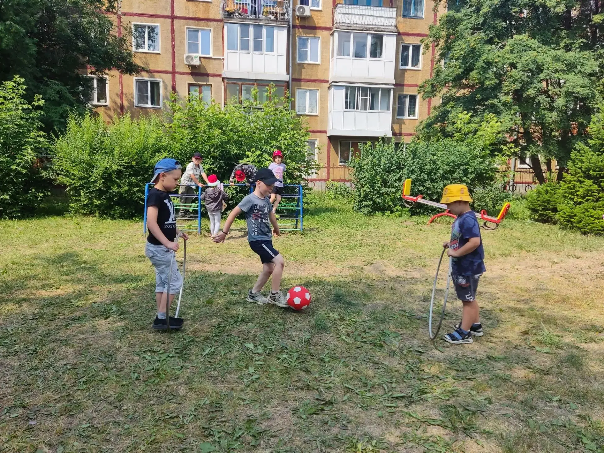 Как же здорово летом! 🌞
Ребята нашего сада почти не сидят в группе — всё свободное время принадлежи