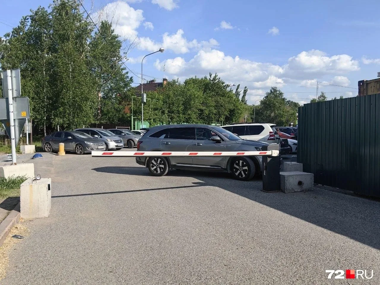 В центре Тюмени появился шлагбаум