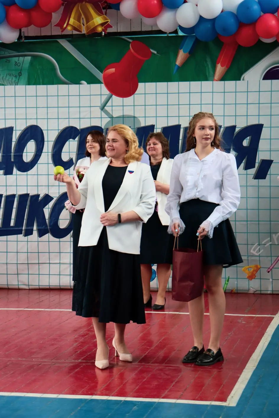 Последний звонок: точка, с которой начинается лето! 🔔☀️  Сегодня в нашей школе прошли торжественные 