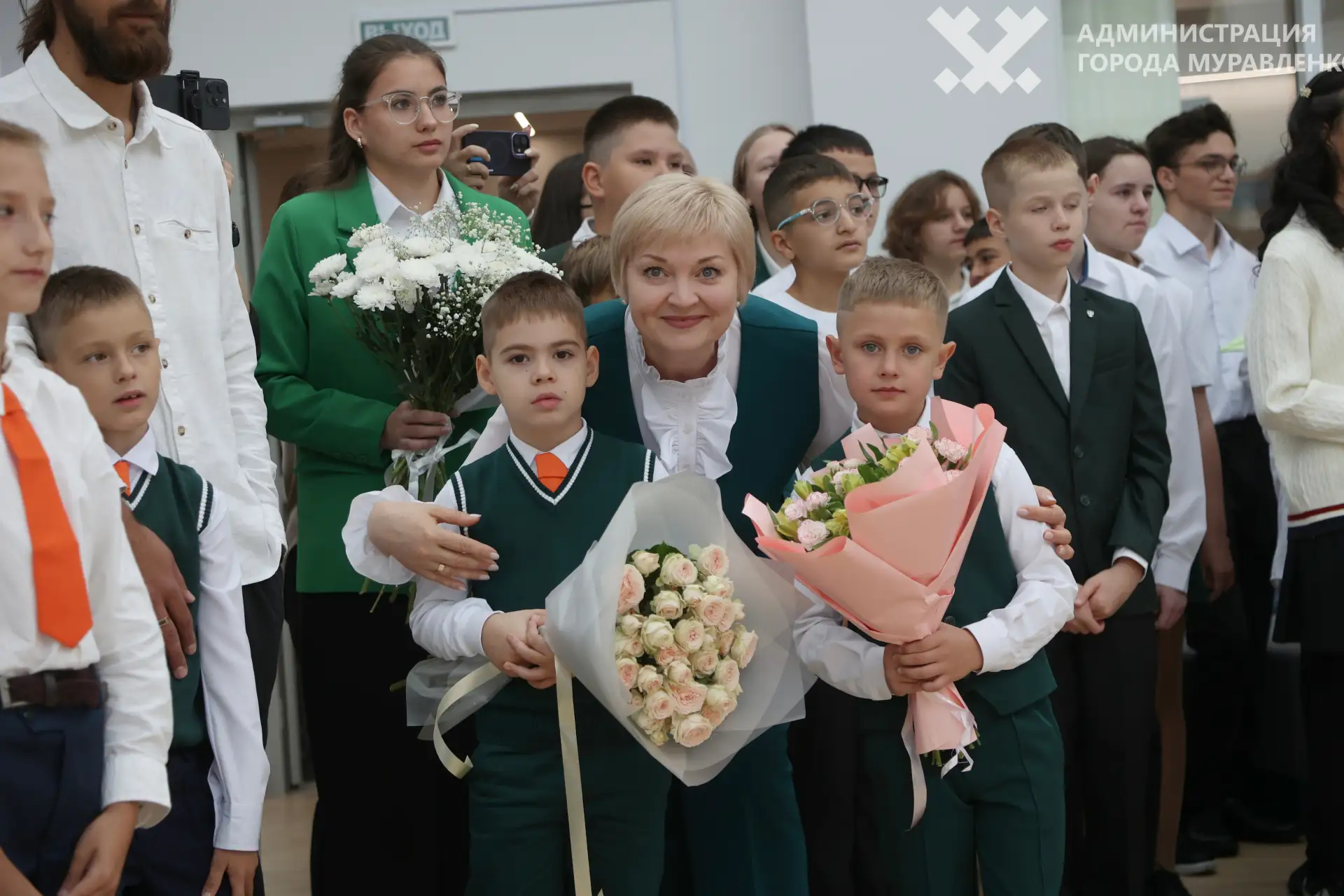 🔔 Первые звонки и море цветов: в Муравленко отмечают День знаний!