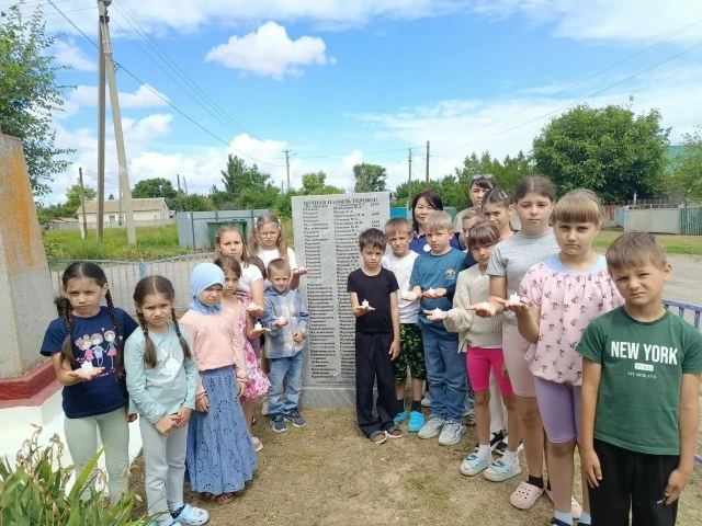 22 июня: как калачевские дети вспоминали героев🎗️🏅

В День памяти и скорби в пришкольных лагерях и
