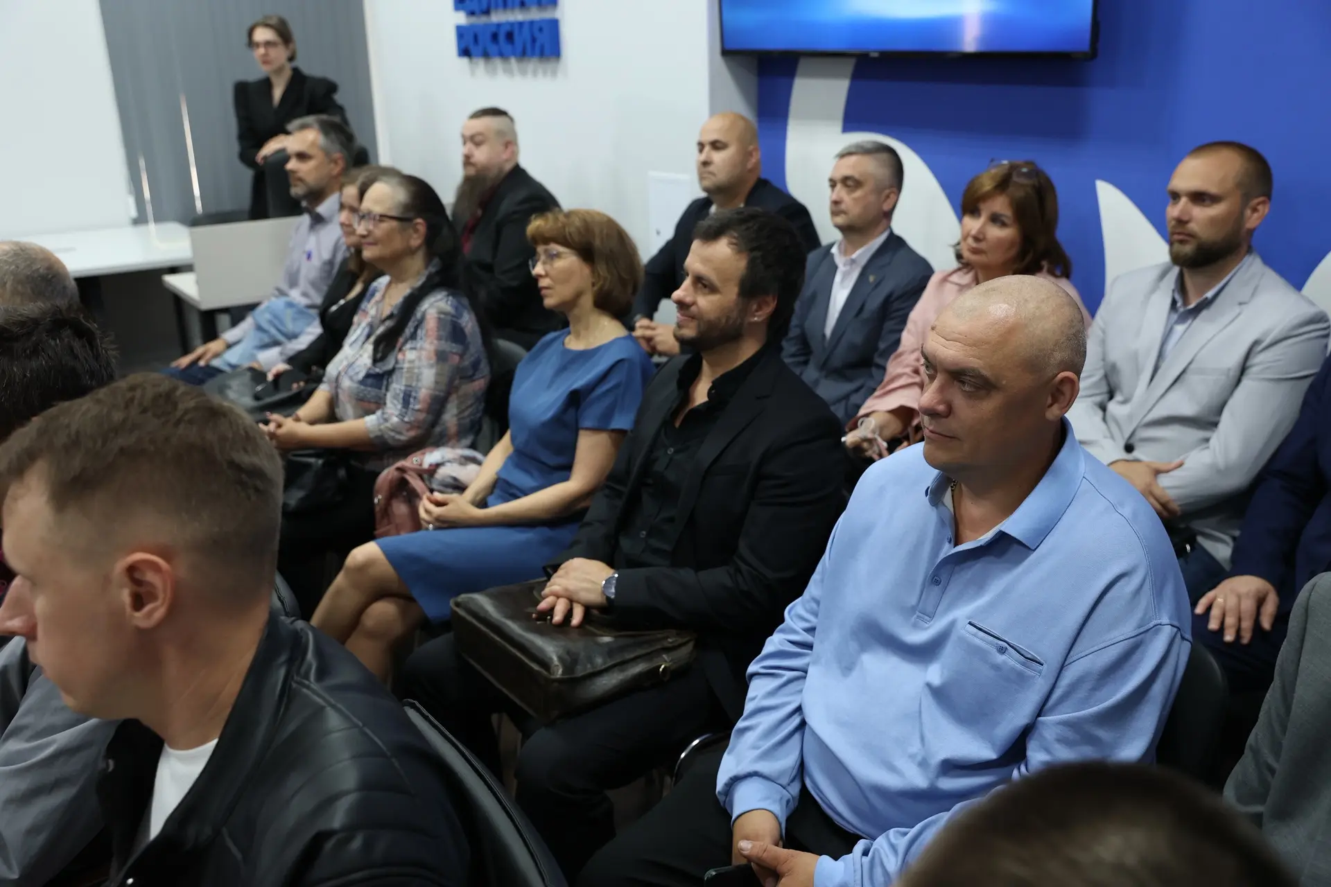 Ⓜ️ Сотрудникам Петербургского метрополитена вручили партийные билеты