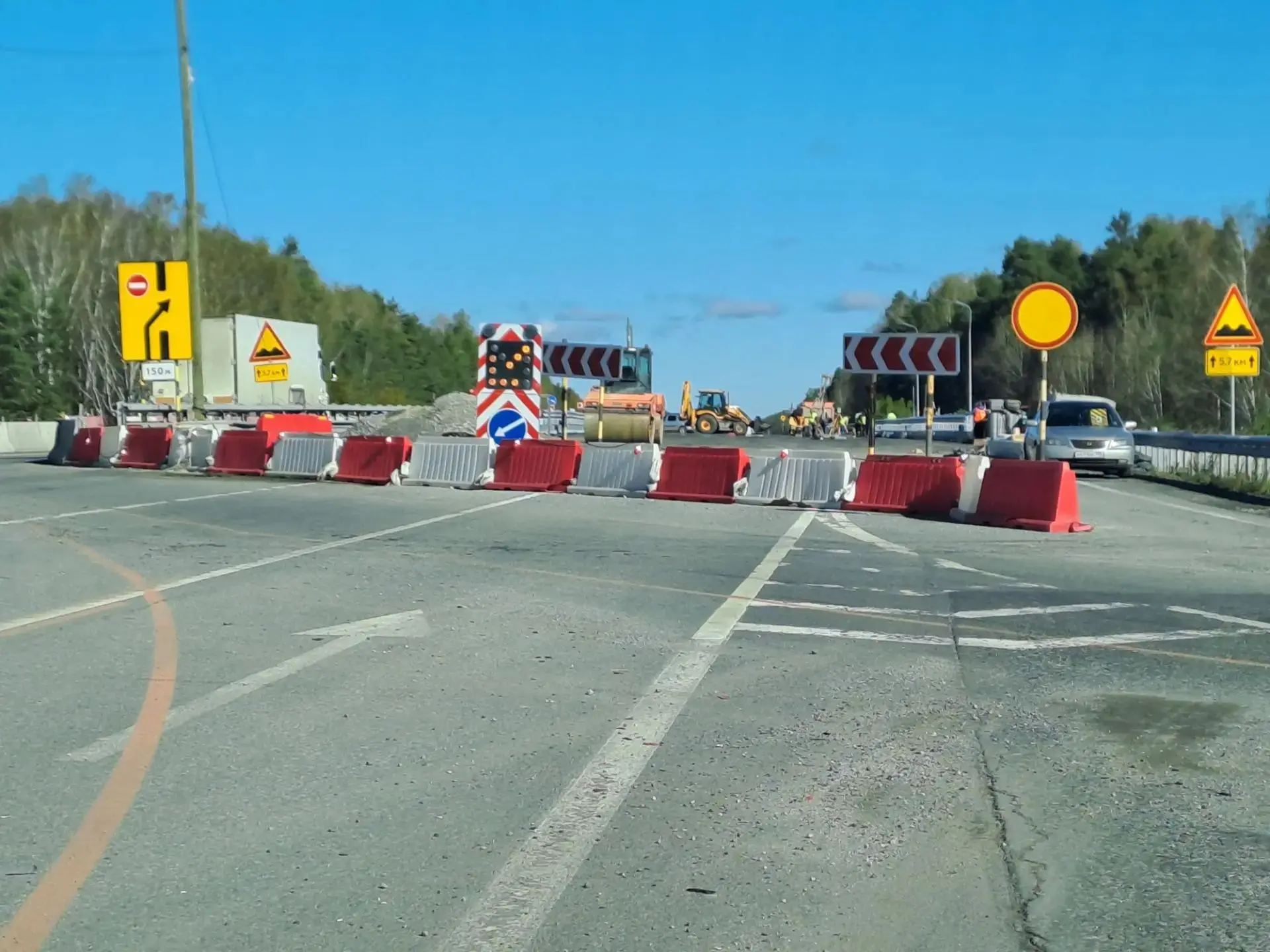 Нам пишут: Сегодня на 22 км Серовского тракта на мосту между В-Пышмой и Среднеуральском...