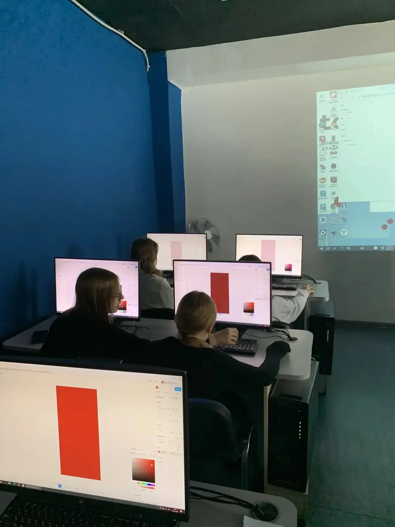 📱ЭКСКУРСИЯ В МИР МОБИЛЬНЫХ РАЗРАБОТОК📱  📳24 февраля ребята из 6а класса вместе с классным руководите