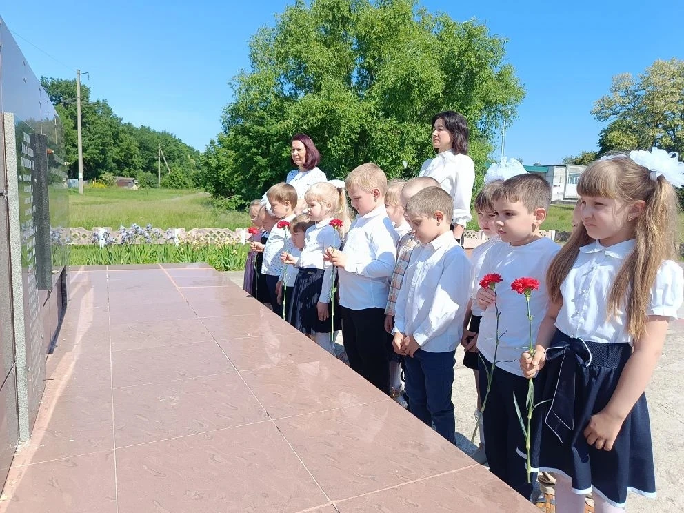 🇷🇺На территории деревни Новая Деревня прошло возложение цветов сотрудниками и воспита...