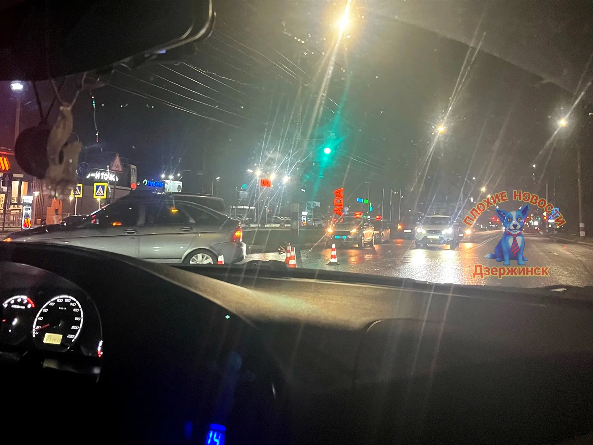 ДТП произошедшее вчера поздним вечером на проспекте Циолковского, у поворота к "Вкусно и точка".

По