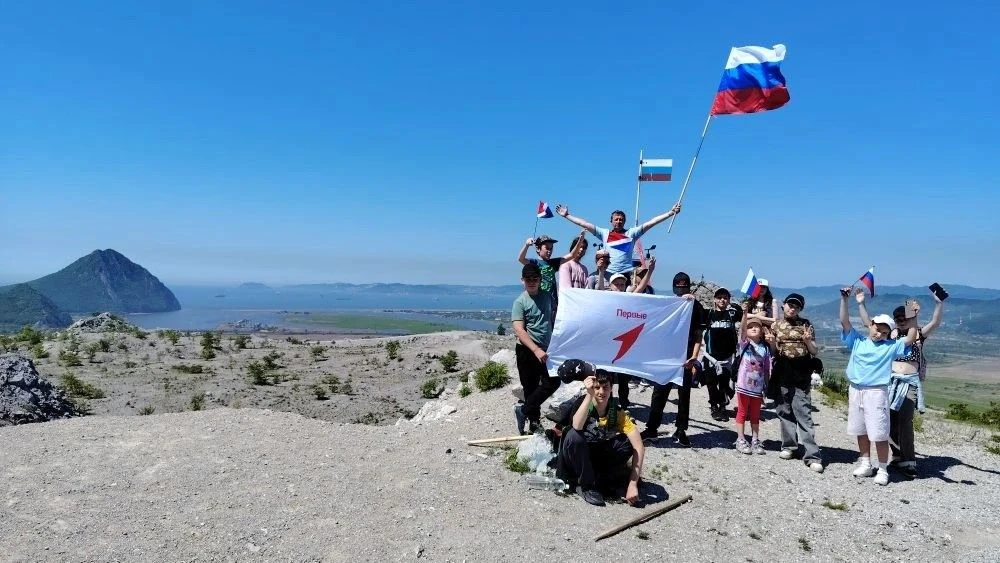 🌟 В преддверии Дня России участники пришкольного лагеря «Первооткрыватели» совершили символический 
