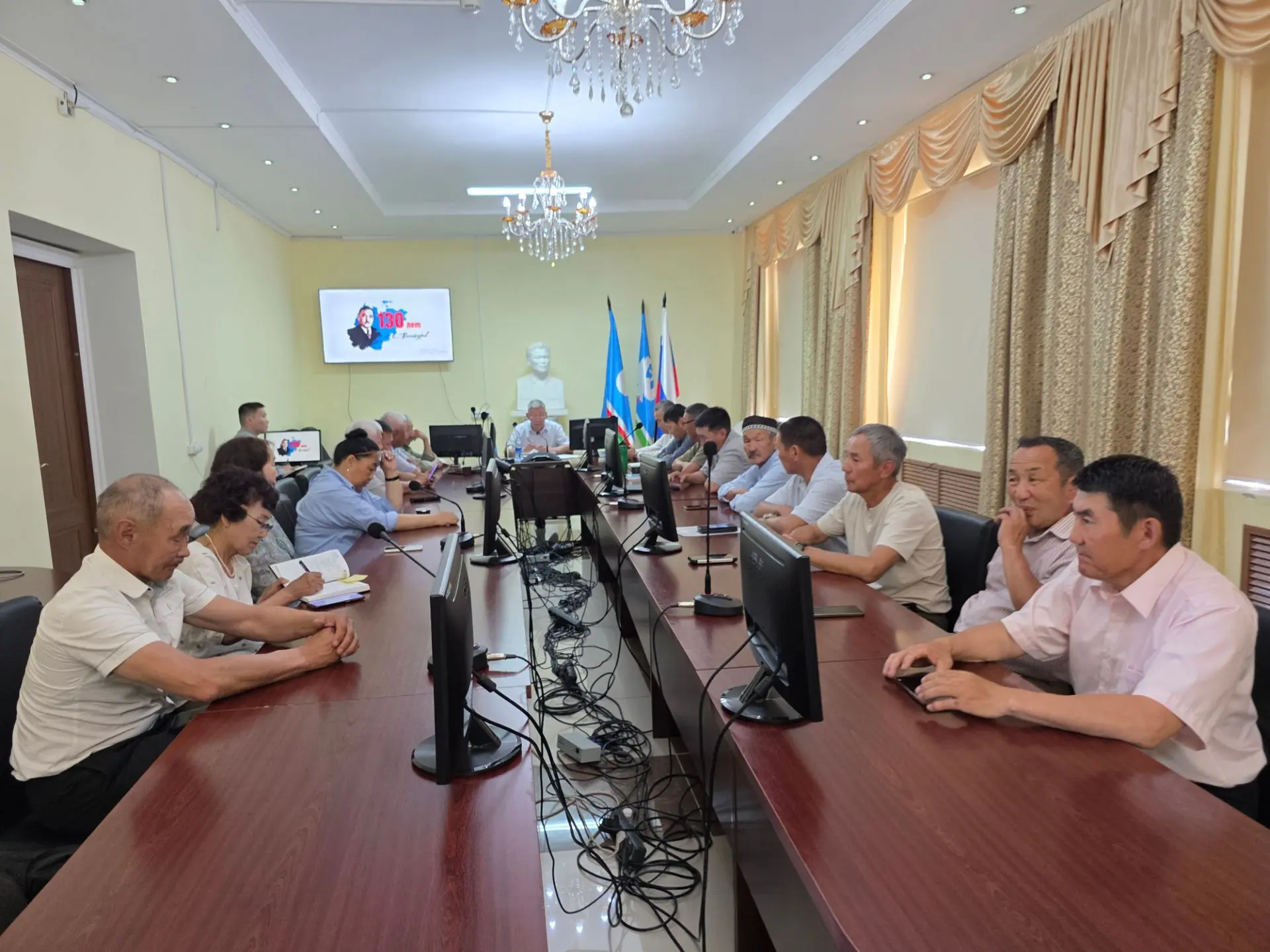 Улуус баһылыга урукку сылларга үлэлээбит нэһилиэк баһылыктарын кытта көрүстэ