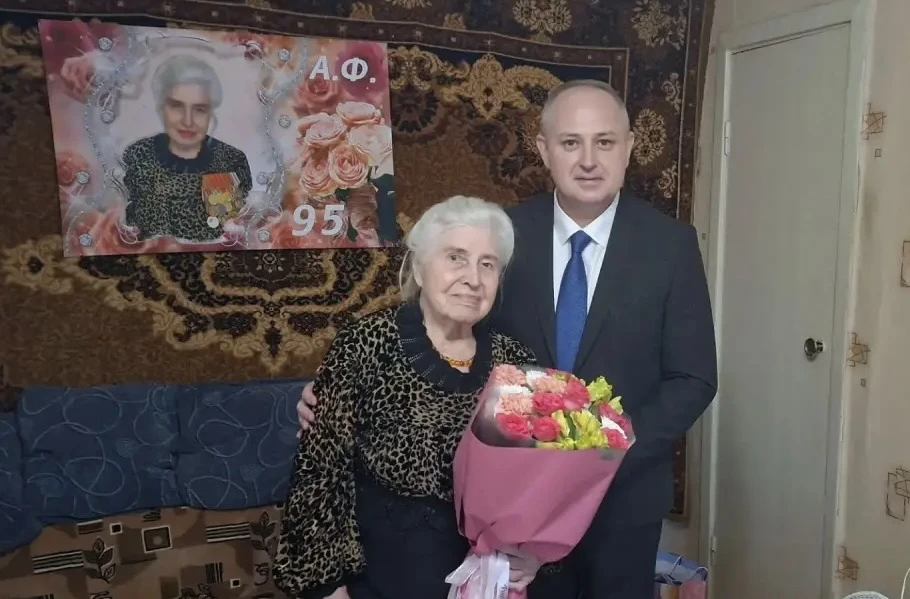 Поздравил с 95-летним днём рождения труженицу тыла Анастасию Фёдоровну Чуксину.

Жизненный путь Анас