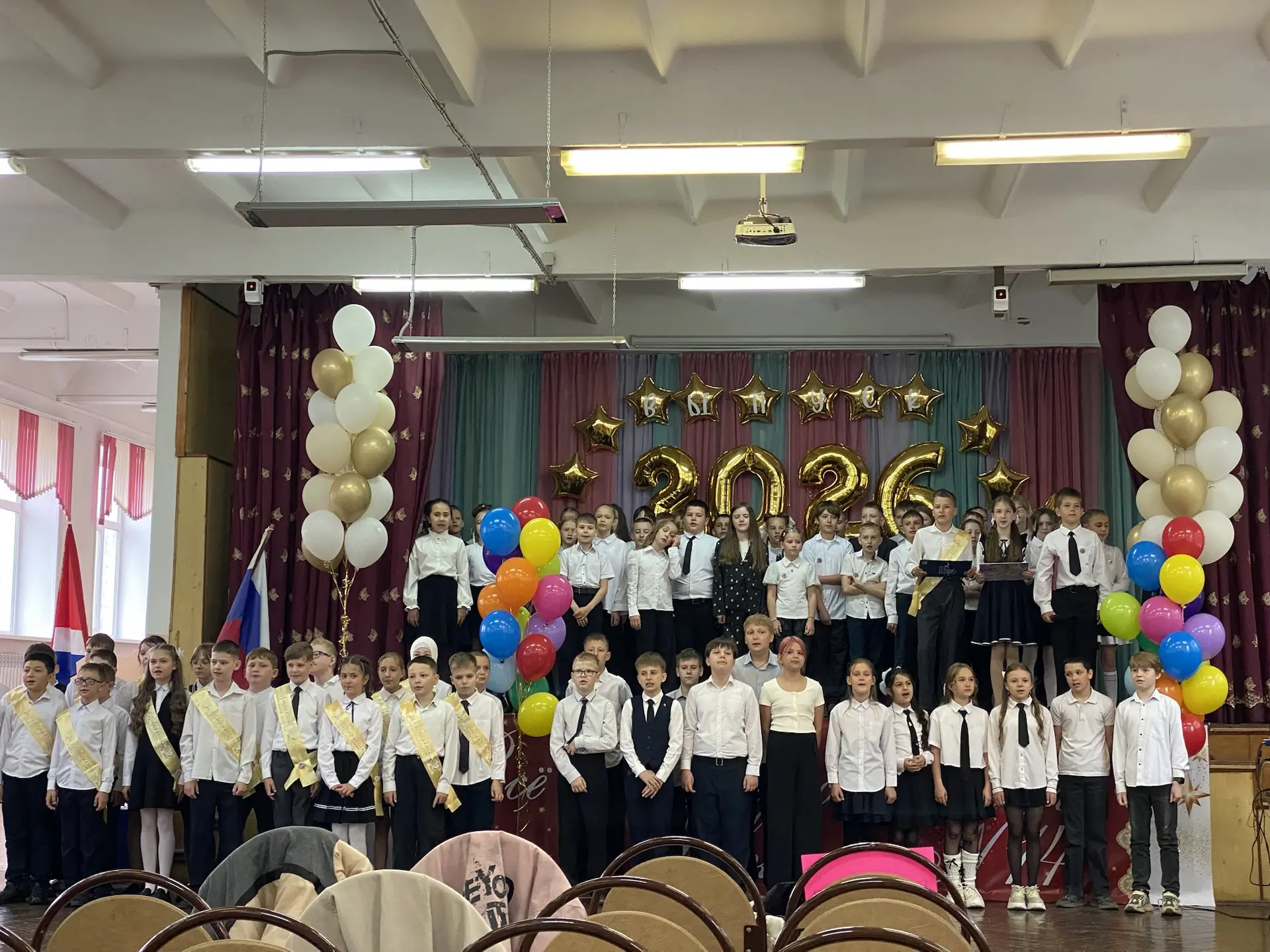 🎓 Выпускной 4 класса: новый этап в жизни!

Сегодня в нашей школе прошёл особенный праздник — выпуск