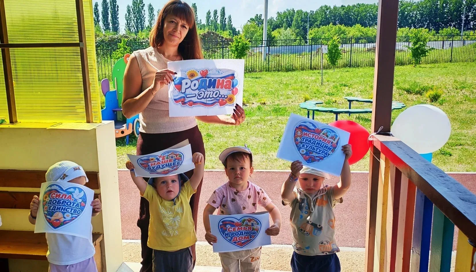 С Днём России, малыши!🇷🇺

💥В ясельных группах сегодня было особенно весело: дети танцевали под на